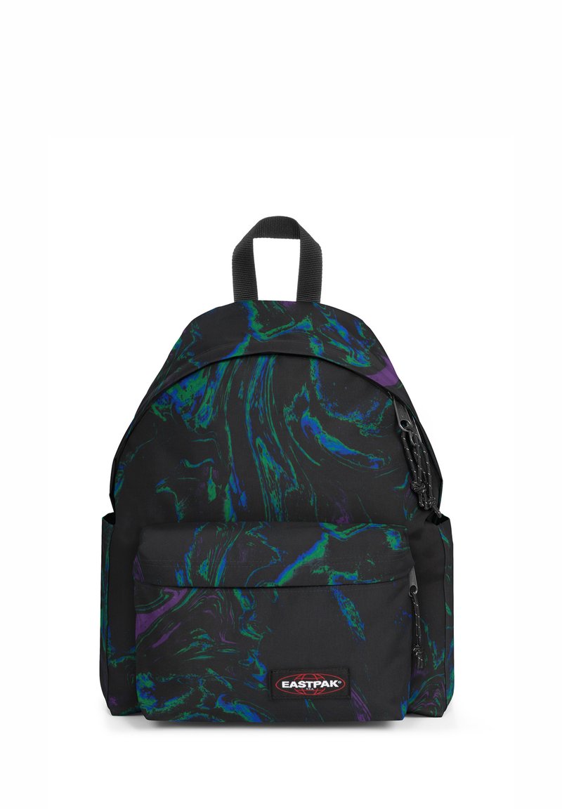 Mochila negra con un patrón veteado en verde y púrpura. Cuenta con un bolsillo frontal y un logo de marca. Asa superior reforzada y correas ajustables.