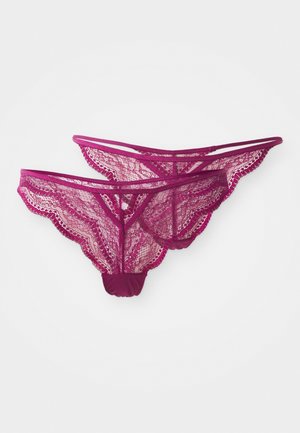 Blonde til i dyb fuchsia med intrikate blomster mønstre, bølgede kanter og tynde elastiske stropper; blød, gennemsigtig tekstur.