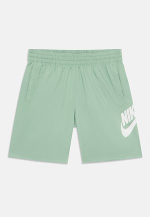 Miętowe szorty sportowe z elastycznym pasem, kieszeniami po bokach i dużym białym logo Nike na dolnej części przodu. Gładki materiał.
