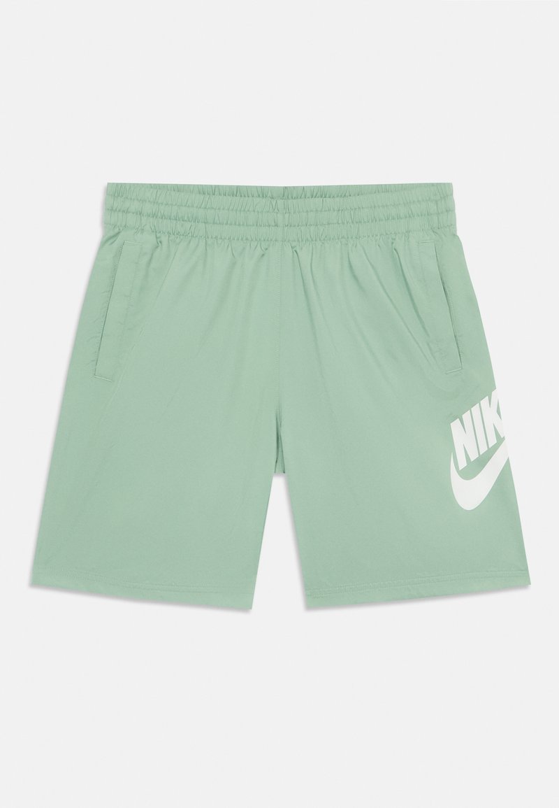 Mintin vihreät urheilushortsit, joissa on elastinen vyötärö, sivutaskut ja suuri valkoinen Nike-logo etujalassa. Tasainen materiaali.