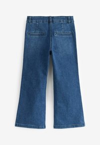 Pantalones de mezclilla de pierna ancha en azul medio. Con bolsillos traseros, una cintura de corte medio y un corte recto desde la cintura hasta el dobladillo. Textura suave.
