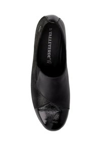 Scarpa nera slip-on con tomaia in pelle liscia, lati in tessuto testurizzato e punta lucida. Taglia 37, etichettata "Valleverde."