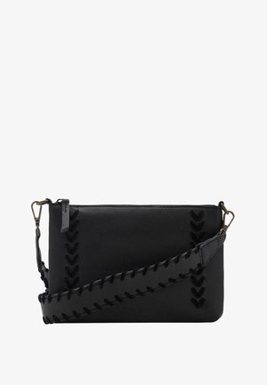 Crna kožna torba preko tijela s zatvaranjem na patentni zatvarač, s dekorativnim tkanim uzorcima i odvojivim remenom za rame. Glatka tekstura.