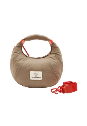 Taupe-farbene Handtasche in Mondsichelform mit gepolstertem oberen Griff, rotem Reißverschluss und abnehmbarem rotem Schulterriemen, Logopatch in der Mitte vorne.
