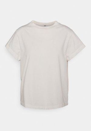 Prosty kremowobiały T-shirt z krótkim rękawem i okrągłym dekoltem, o luźnym kroju, pokazany na jasnym tle.