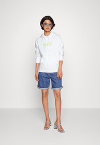 Levi's® GRAPHIC STANDARD HOODIE - Sweatshirt com capuz - bright white