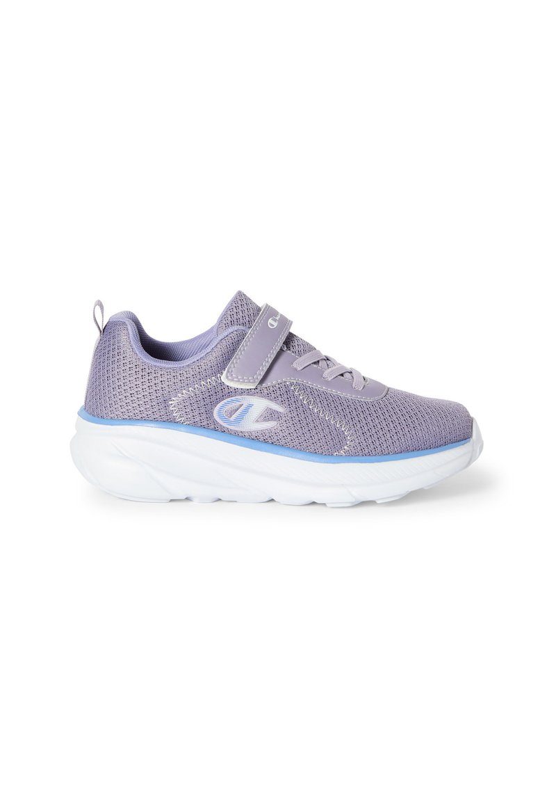 Sneaker a rete viola chiaro con suola bianca, cinturino in Velcro, lacci e logo del brand sul lato, mostrato dal profilo sinistro su sfondo bianco.