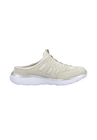 Chaussures de sport beige clair avec un dessus texturé, des lacets élastiques et des accents argentés. Présente une semelle blanche rembourrée et un design à enfiler.