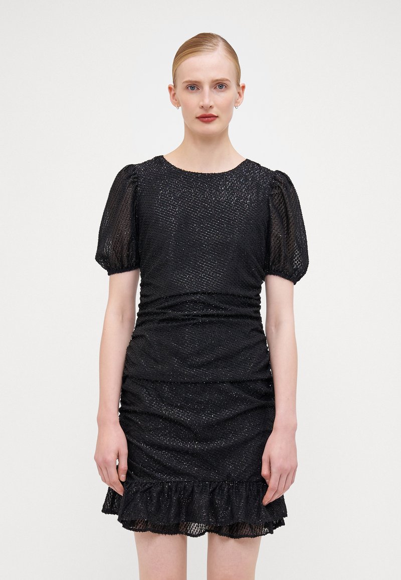 Robe noire texturée avec des manches bouffantes, un corps froncé et un ourlet de jupe à volants. Fabriquée dans un tissu scintillant avec une silhouette ajustée.