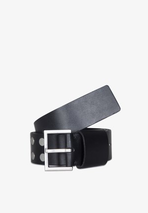 Ceinture en cuir noir à la texture lisse, dotée d'une boucle en métal argenté de forme rectangulaire et de clous en métal circulaires le long de la sangle.
