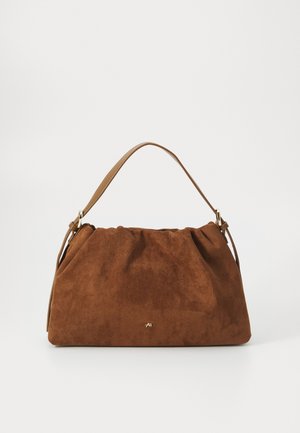 Bolso de hombro de ante marrón suave con parte superior fruncida, una sola correa de cuero tan y un pequeño logo dorado en el centro del frente.