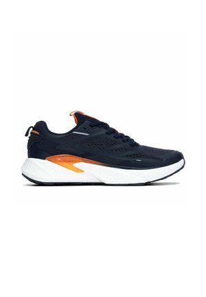 Zapatilla deportiva de correr negra y naranja con suela blanca gruesa y cierre de cordones, mostrada de lado sobre fondo blanco.