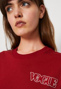 Puma Tričko s potlačou - intense red