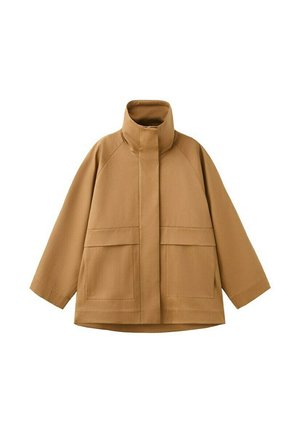 Veste marron clair avec col montant, manches longues, poches avant, et fermeture éclair et rabat dissimulés.