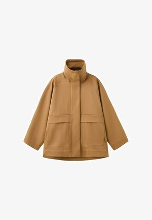 Giacca marrone chiaro con collo alto, maniche lunghe, tasche frontali e chiusura a zip nascosta con patta.