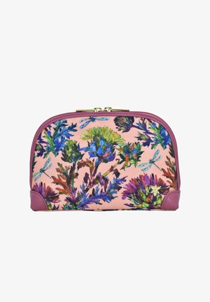 Eine mit Blumenmuster gestaltete Tasche mit lebendigen bunten Blumen und Libellen auf einem pinken Hintergrund, mit rosa Lederakzenten und einem goldenen Reißverschluss.