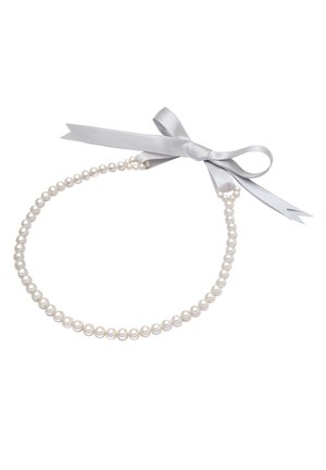 Collana di perle a filo singolo con un nastro di raso bianco liscio annodato a fiocco su sfondo bianco.