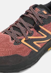 New Balance FRESH FOAM X HIERRO V8 GTX - Chaussures de running - tamarind