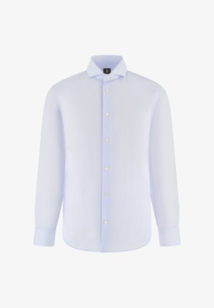 Hellblaues Herrenhemd mit langen Ärmeln, feinen vertikalen Streifen, Knopfleiste vorne und klassischem Kragen auf weißem Hintergrund.