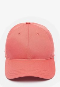 Gorra de béisbol en tela rosa coral, cuenta con una visera curvada, un diseño de seis paneles y orificios de ventilación a cada lado para transpirabilidad.
