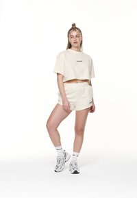 Pegador LAYLA CROPPED TEE - T-shirts - washed coconut milk/black