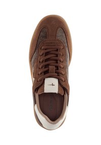 Brauner Sneaker aus Wildleder und Stoff mit weißem Fersenriemen, braunen Schnürsenkeln und Gummisohle, von oben betrachtet.