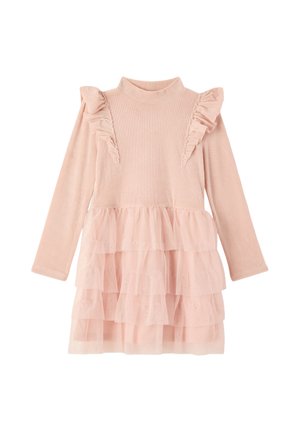 Abito rosa a coste con maniche lunghe, rouches sulle spalle e gonna in tulle a strati, che mette in mostra strati di tessuto morbido.