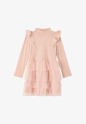 Różowa, prążkowana sukienka z długimi rękawami, falbanami na ramionach i warstwową spódnicą z tiulu, prezentującą warstwy miękkiego materiału.