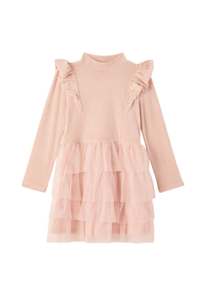 Różowa, prążkowana sukienka z długimi rękawami, falbanami na ramionach i warstwową spódnicą z tiulu, prezentującą warstwy miękkiego materiału.