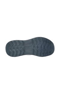 Suola di scarpa in gomma nera con un motivo di battistrada testurizzato, caratterizzata da scanalature e creste per una migliore aderenza. Logo "SKECHERS" impresso sulla superficie.