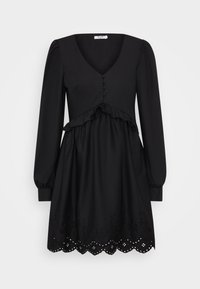 Vestido preto com decote em V, mangas longas bufantes, cintura com babados e detalhes recortados intrincados ao longo da bainha.