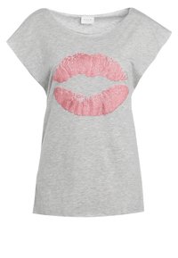 Harmaa lyhythihainen naisten paita, jossa on leveä pääntie ja suuri vaaleanpunainen tekstuurilla varustettu huuligrafiikka edessä.