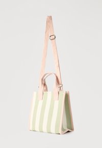 Μικρή τσάντα τύπου tote με κατακόρυφες ριγέ σε ανοιχτό πράσινο και λευκό, ροζ χερούλια και ρυθμιζόμενο ροζ ιμάντα ώμου με ανάγλυφο λογότυπο.