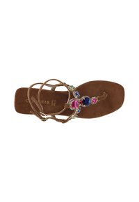 Infradito in suede marrone con suola piatta, caratterizzate da intricate decorazioni di pietre preziose nei colori rosa, blu, verde e trasparenti su una fascia decorativa per le dita.