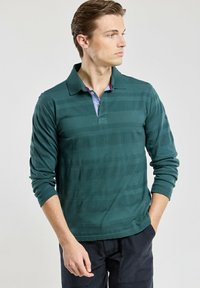 Non sélectionné, dark storm