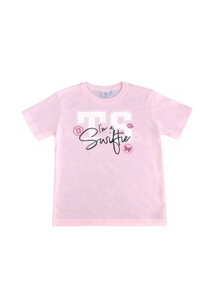 Hellrosa kurzärmliges Hemd mit "TS" in Weiß und "I'm a Swiftie" in schwarzer Schrift, verziert mit kleinen Symbolen wie einem Schmetterling und Lippen.