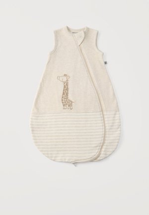 Varrukateta beež beebimagamiskott, esiküljel lukk, triibuline põhi ja kaelalapile tikitud kaelkirjak.