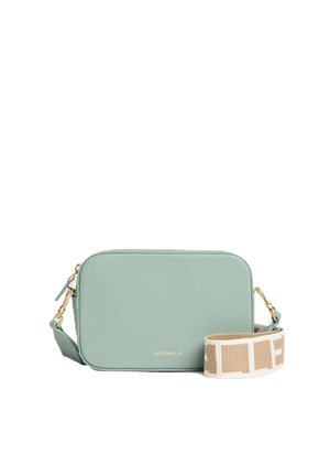 Borsa a tracolla rettangolare in pelle verde chiaro con dettagli dorati e tracolla in tessuto beige con motivo geometrico staccabile.