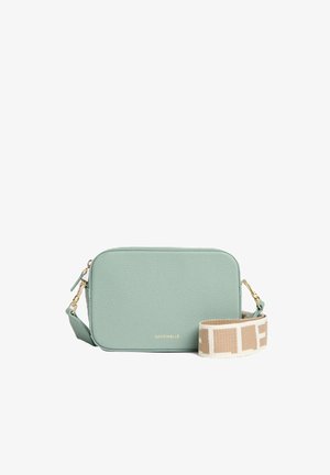 Borsa a tracolla rettangolare in pelle verde chiaro con dettagli dorati e tracolla in tessuto beige con motivo geometrico staccabile.