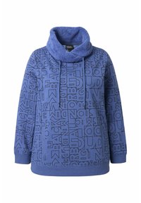Sweatshirt blu con interno in pile, caratterizzato da un colletto alto e una stampa tipografica nera in grassetto. Progettato con una vestibilità comoda e maniche lunghe.