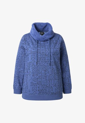 Sweatshirt blu con interno in pile, caratterizzato da un colletto alto e una stampa tipografica nera in grassetto. Progettato con una vestibilità comoda e maniche lunghe.