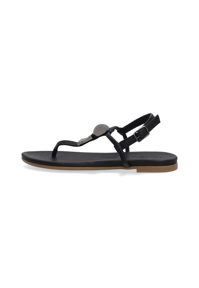 Zwarte platte sandalen met dunne banden, voorzien van een ronde metalen accent, verstelbare gesp en een bruine rubberen zool.