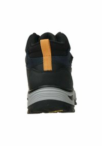 Schwarzer Sportschuh mit grauer Sohle, Obermaterial aus Mesh und Synthetik, mit einer orangen Fersenlasche und strukturierten Details entlang der Rückseite.