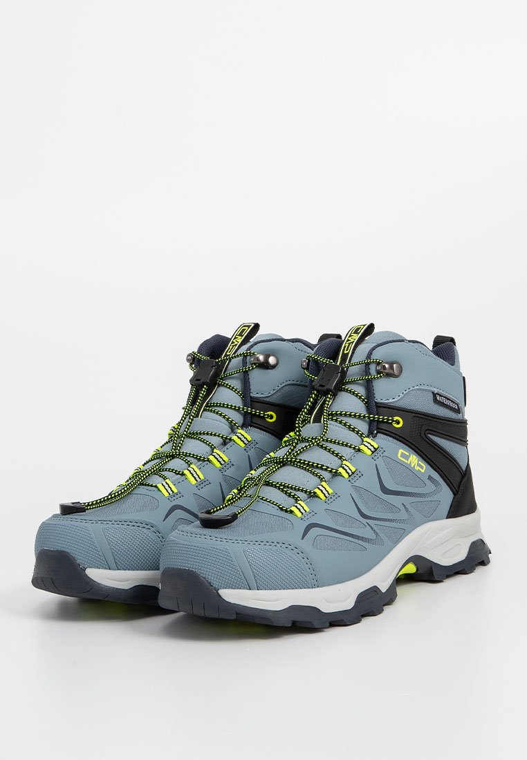 Chaussures de randonnée avec une tige en synthétique gris, des lacets vert fluo, des accents noirs et des semelles robustes conçues pour les activités de plein air.