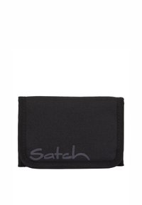 Schwarze Geldbörse mit einem Stoffmuster, ausgestattet mit einem Klappenverschluss und dem grauen "Satch"-Logo auf der Vorderseite. Kompaktes, rechteckiges Design.