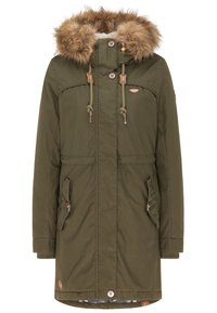 Olivgrön parkas med fuskpälsfodrad huva, dragsko i midjan, två framfickor och knappstängning. Slät yttermaterial med ett mönstrat foder.