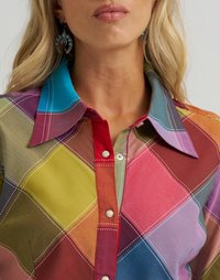 Camicia a quadre colorata con bottoni, caratterizzata da una miscela di tonalità vivaci, un colletto blu a contrasto e dettagli di cucitura bianca su un tessuto trasparente.