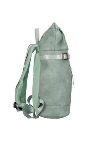 Grüner Kunstleder-Rucksack mit abgerundetem Oberteil, verstellbaren Netzträgern, Seitenverschluss und Kordelzug. Glatte Textur, minimalistisches Design.