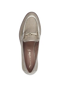 Chaussure slip-on en métal doré avec une surface texturée, dotée d'une chaîne décorative, d'un bout arrondi et d'une doublure intérieure lisse.