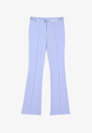 Pantalones para mujer de color púrpura claro con corte de pierna recta, cierre de botón y un detalle ligeramente brillante en la cintura.